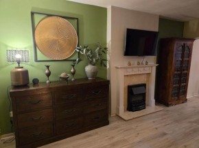 Spacious modern house w 2x bathrooms and parking